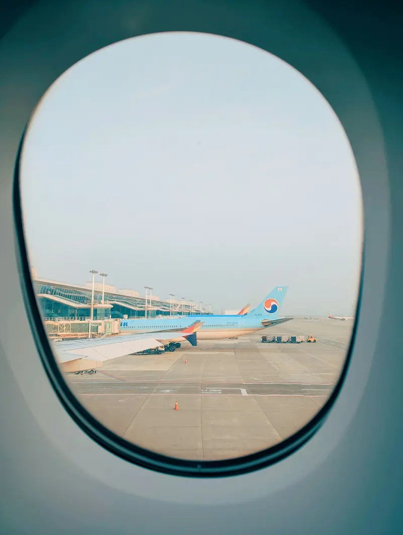 飛行機の窓から見た空港