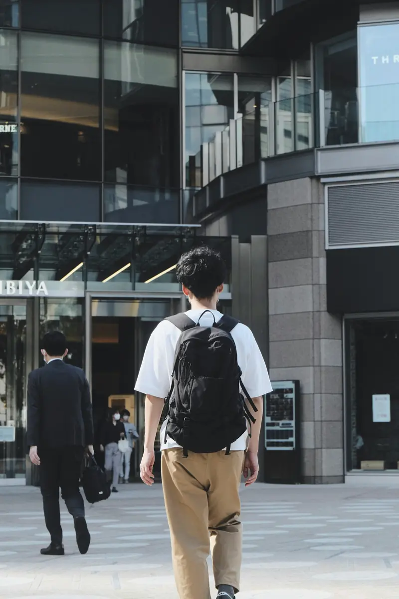 東京の通りを歩く人