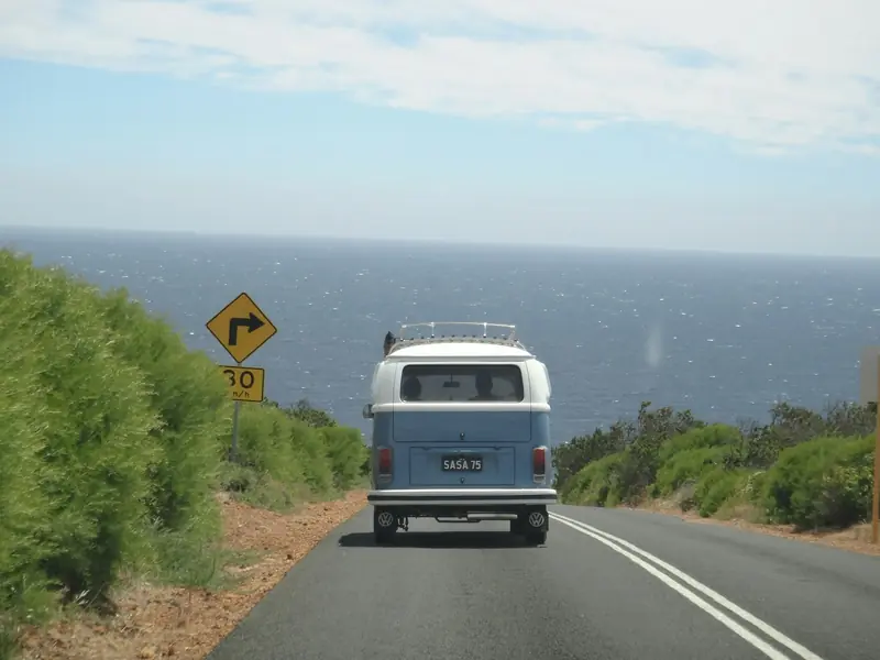 海沿いの道を走るワゴン車